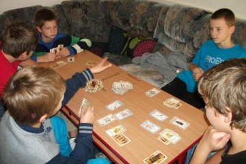 Rozhodně nejzábavnější  karetní hra Bang, kterou s oblibou hrají mladší i starší děti