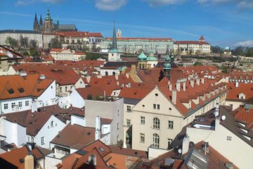 Gotická věž s novodobou zahrádkou na střeše - pozůstatek z pobořeného Biskupského dvora