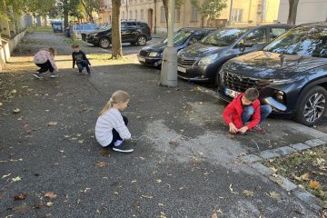 Z denního dění ve 3.B-slušné chování v MHD a rýsování kružnic
