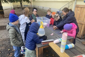 Úklid zahrady a pečení brambor