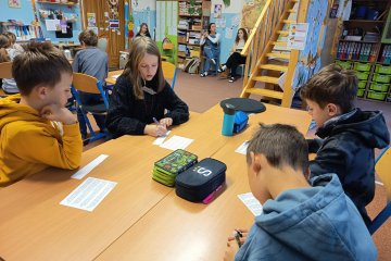 Učí nás studentky - práce se slepou mapou