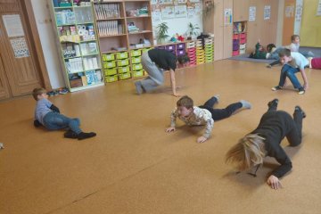 Kreativně pohybem + DIVADLO Kapr Karel