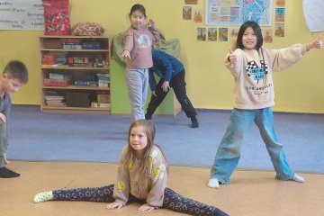 Kreativně pohybem + DIVADLO Kapr Karel