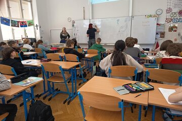 Žákyně 9. tříd učí v rámci projektu - ČSV - Houby, TV - běh na 40m, VV - Míchání barev