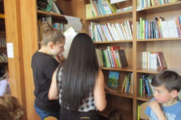 Školní knihovna s "deváťáky" - skřítek Knihovníček