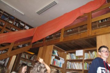 Školní knihovna s "deváťáky" - skřítek Knihovníček