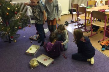 Zdobení stromečku a zpívání vánočních písní