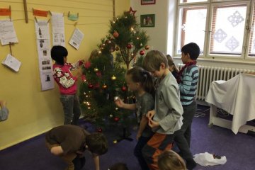 Zdobení stromečku a zpívání vánočních písní