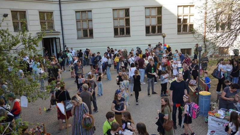 Velikonoční jarmark rozzářil školní zahradu