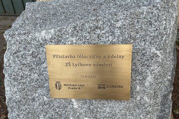 Školní pěvecký sbor Piánko zazpíval při vystoupení Elvise i při slavnostním zahájení výstavby nové jídelny a tělocvičny