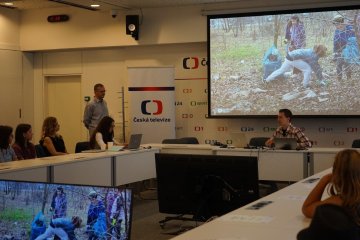 Reportéři na startu z Mediálního klubu na návštěvě v České televizi