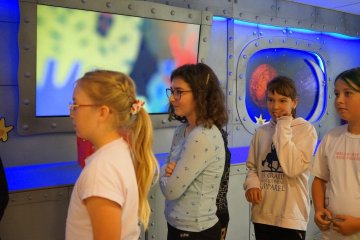 Reportéři na startu z Mediálního klubu na návštěvě v České televizi