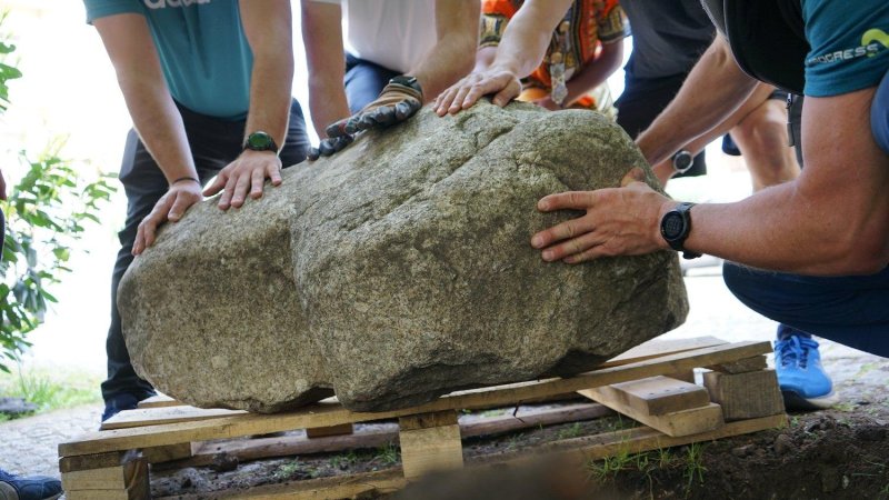 Pamětní kámen u naší lípy