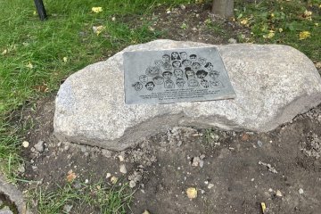 Pamětní kámen u naší lípy