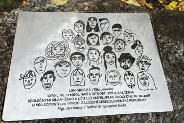 Pamětní kámen u naší lípy