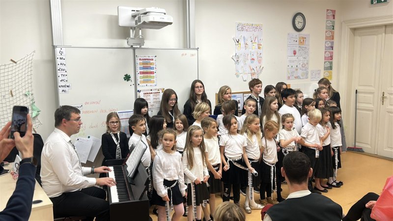 Školní pěvecký sbor Piánko zazpíval při výročí 130 let Pernerky