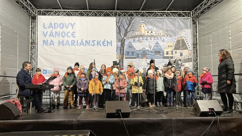 Školní pěvecký sbor Piánko zazpíval na Mariánském náměstí