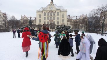 Zmrzlé nosy, hřejivá nálada a vůně koblih: Jak masopustní průvod rozehřál zasněžený Karlín
