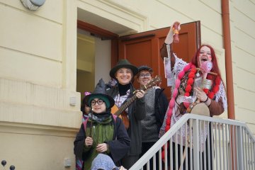 Zmrzlé nosy, hřejivá nálada a vůně koblih: Jak masopustní průvod rozehřál zasněžený Karlín