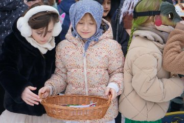 Zmrzlé nosy, hřejivá nálada a vůně koblih: Jak masopustní průvod rozehřál zasněžený Karlín