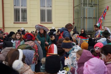 Zmrzlé nosy, hřejivá nálada a vůně koblih: Jak masopustní průvod rozehřál zasněžený Karlín