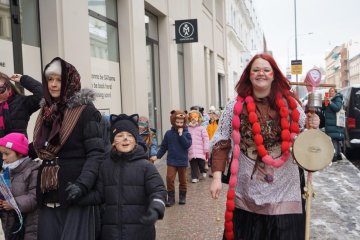 Zmrzlé nosy, hřejivá nálada a vůně koblih: Jak masopustní průvod rozehřál zasněžený Karlín