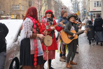 Zmrzlé nosy, hřejivá nálada a vůně koblih: Jak masopustní průvod rozehřál zasněžený Karlín