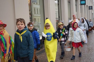 Zmrzlé nosy, hřejivá nálada a vůně koblih: Jak masopustní průvod rozehřál zasněžený Karlín