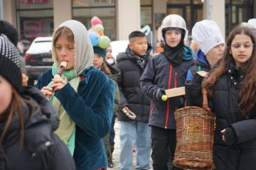 Zmrzlé nosy, hřejivá nálada a vůně koblih: Jak masopustní průvod rozehřál zasněžený Karlín