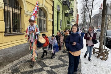 Zmrzlé nosy, hřejivá nálada a vůně koblih: Jak masopustní průvod rozehřál zasněžený Karlín