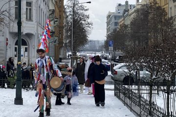 Zmrzlé nosy, hřejivá nálada a vůně koblih: Jak masopustní průvod rozehřál zasněžený Karlín
