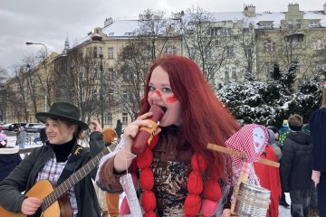 Zmrzlé nosy, hřejivá nálada a vůně koblih: Jak masopustní průvod rozehřál zasněžený Karlín