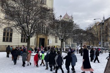 Zmrzlé nosy, hřejivá nálada a vůně koblih: Jak masopustní průvod rozehřál zasněžený Karlín
