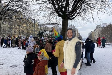 Zmrzlé nosy, hřejivá nálada a vůně koblih: Jak masopustní průvod rozehřál zasněžený Karlín