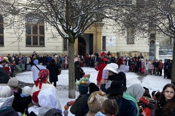 Zmrzlé nosy, hřejivá nálada a vůně koblih: Jak masopustní průvod rozehřál zasněžený Karlín
