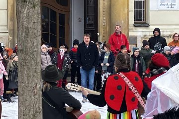 Zmrzlé nosy, hřejivá nálada a vůně koblih: Jak masopustní průvod rozehřál zasněžený Karlín
