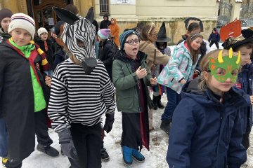 Zmrzlé nosy, hřejivá nálada a vůně koblih: Jak masopustní průvod rozehřál zasněžený Karlín