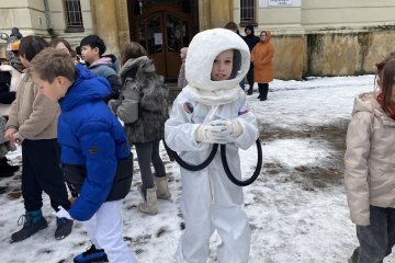 Zmrzlé nosy, hřejivá nálada a vůně koblih: Jak masopustní průvod rozehřál zasněžený Karlín