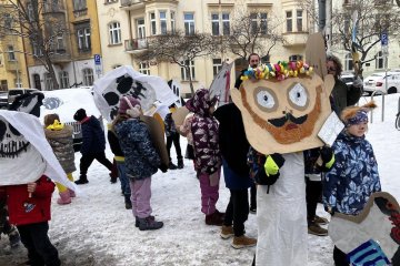 Zmrzlé nosy, hřejivá nálada a vůně koblih: Jak masopustní průvod rozehřál zasněžený Karlín