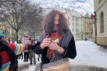 Zmrzlé nosy, hřejivá nálada a vůně koblih: Jak masopustní průvod rozehřál zasněžený Karlín