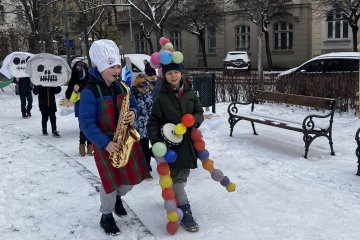 Zmrzlé nosy, hřejivá nálada a vůně koblih: Jak masopustní průvod rozehřál zasněžený Karlín