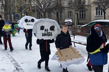 Zmrzlé nosy, hřejivá nálada a vůně koblih: Jak masopustní průvod rozehřál zasněžený Karlín