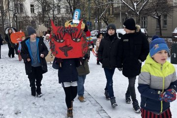 Zmrzlé nosy, hřejivá nálada a vůně koblih: Jak masopustní průvod rozehřál zasněžený Karlín