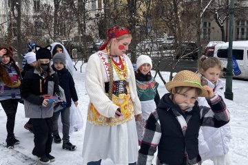 Zmrzlé nosy, hřejivá nálada a vůně koblih: Jak masopustní průvod rozehřál zasněžený Karlín