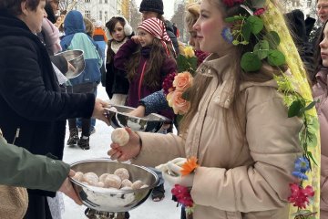 Zmrzlé nosy, hřejivá nálada a vůně koblih: Jak masopustní průvod rozehřál zasněžený Karlín