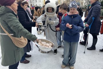 Zmrzlé nosy, hřejivá nálada a vůně koblih: Jak masopustní průvod rozehřál zasněžený Karlín