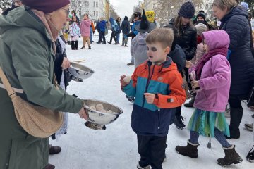 Zmrzlé nosy, hřejivá nálada a vůně koblih: Jak masopustní průvod rozehřál zasněžený Karlín