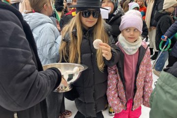 Zmrzlé nosy, hřejivá nálada a vůně koblih: Jak masopustní průvod rozehřál zasněžený Karlín