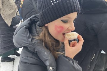 Zmrzlé nosy, hřejivá nálada a vůně koblih: Jak masopustní průvod rozehřál zasněžený Karlín