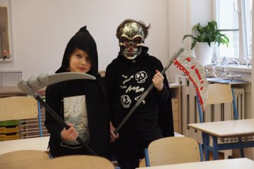 Zmrzlé nosy, hřejivá nálada a vůně koblih: Jak masopustní průvod rozehřál zasněžený Karlín